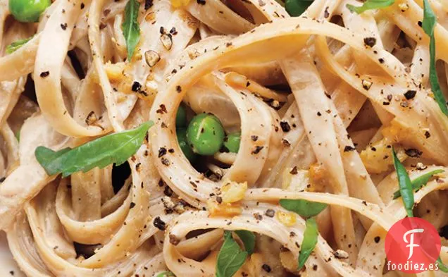 Fettuccine Cremoso con Guisantes y Albahaca
