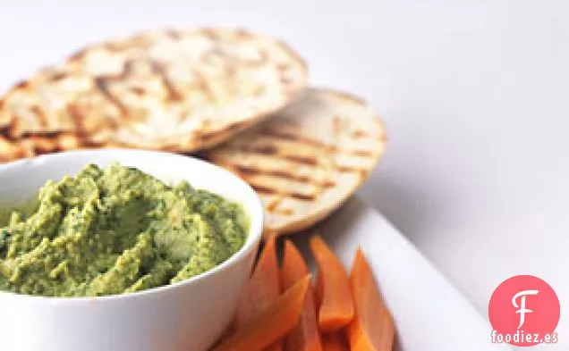 Salsa de Cilantro de Garbanzos con Pita a la Parrilla y Palitos de Zanahoria