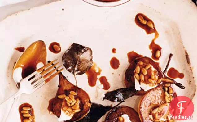Peras en Miel y Caramelo de Piñones con Queso Artesanal