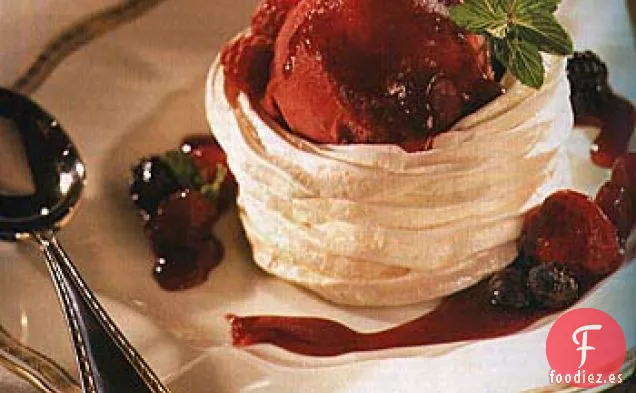 Vacherins con Sorbete de Frambuesa y Salsa Mixta de Cardamomo y Bayas