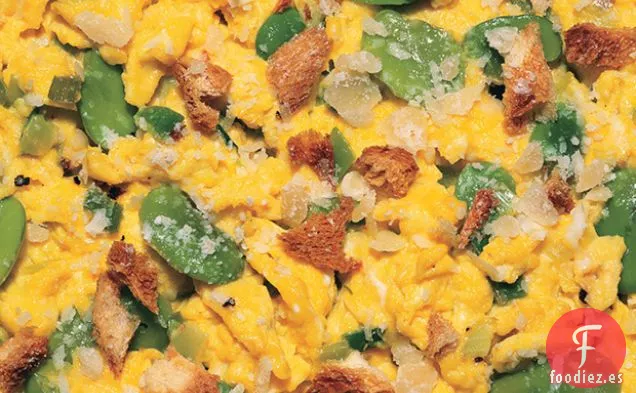 Huevos revueltos con Puerros, Habas, Migas de Pan Crujientes y Parmesano