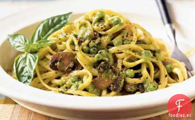 Linguini con Crema de Albahaca y Guisantes