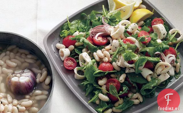 Frijoles Blancos con Calamares, Rúcula y Tomates Cherry