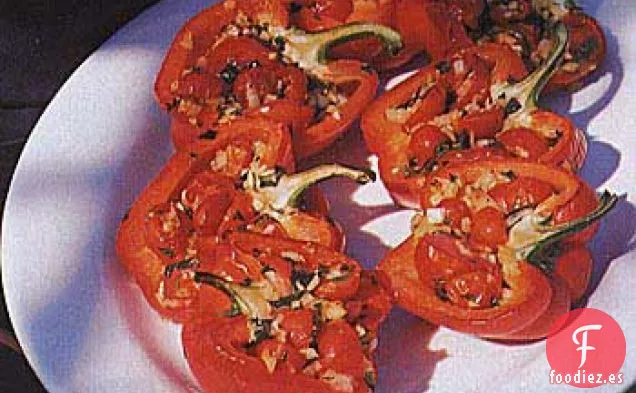 Pimientos Asados Rellenos de Tomates Cherry, Cebolla y Albahaca