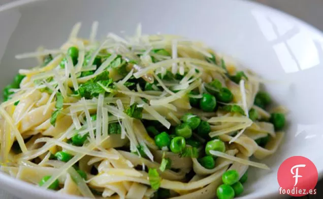 Pasta sin Gluten Con Menta, Guisantes y Queso Parmesano