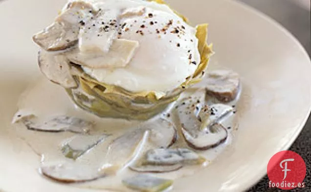 Huevos Escalfados sobre Fondo de Alcachofa con Crema de Trufa Blanca y Champiñones