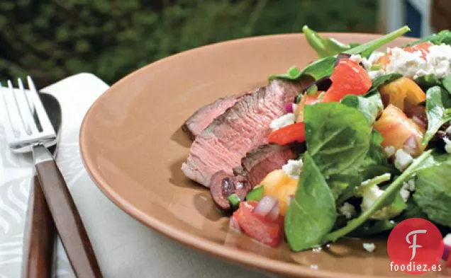Bistec a la Parrilla a la Pimienta con Ensalada de Verano Picada
