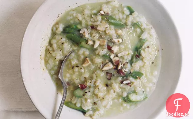 Risotto de Cebada con Espárragos y Avellanas