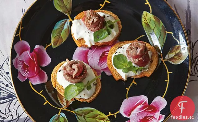 Bocados de Ternera Rosa con Crema de Rábano Picante