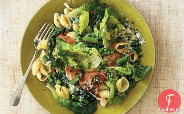 Pasta con Guisantes, Espárragos, Lechuga de Mantequilla y Jamón