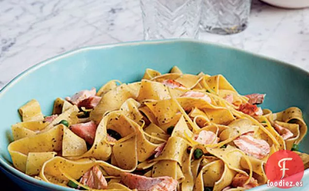 Pappardelle con Salmón y Guisantes en Salsa de Crema de Pesto