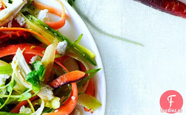 Ensalada de Zanahoria Arco Iris, Brotes de Guisantes y Pollo