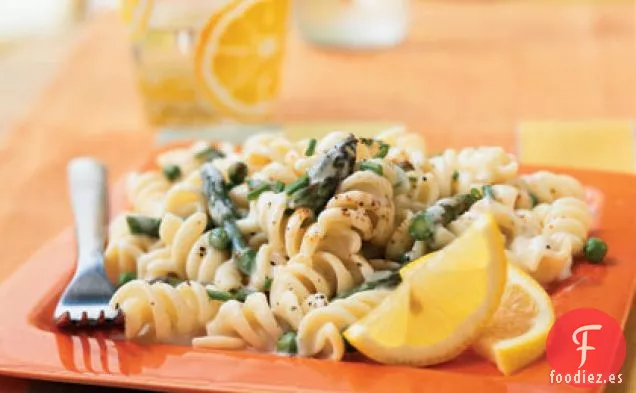 Pasta con Salsa de Crema de Limón, Espárragos y Guisantes
