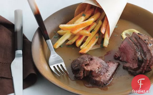 Tri-Tip Steak Frites con Salsa de Vino tinto
