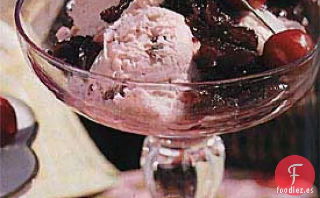 Helado de Habas de Vainilla y Cereza con Salsa de Cerezas