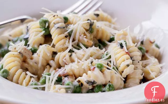 Fusilli con Salsa Cremosa de Panceta y Guisantes