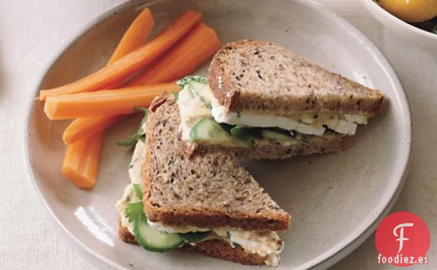 Sándwiches de Hummus y Queso Feta sobre Pan Integral