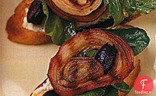 Pan a la Parrilla Cubierto con Rúcula, Queso de Cabra, Aceitunas y Cebollas