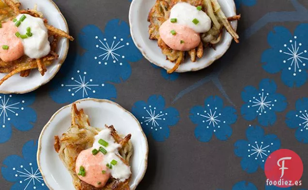 Latkes de Patata Dorada Yukon y Alcachofa de Jerusalén con Mayonesa de Rábano Picante de Manzana y Taramasalata