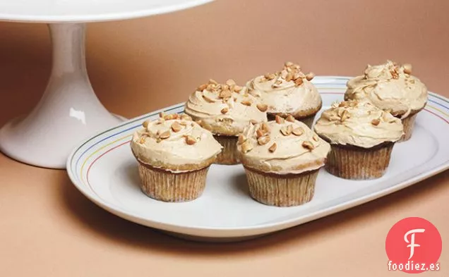 Cupcakes de Plátano con Glaseado de Mantequilla de Maní