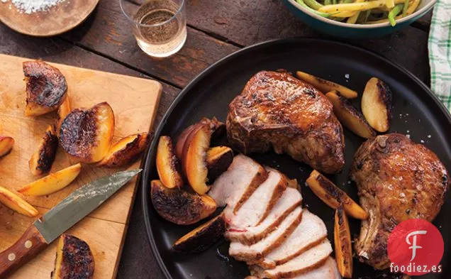 Chuletas de Cerdo a la Parrilla con Melocotones y Frijoles