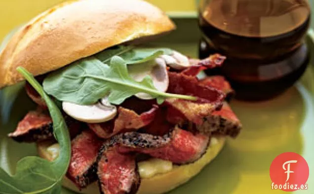 Sándwiches de Carne con Costra de Pimienta, Tocino y Rúcula con Mostaza Picante