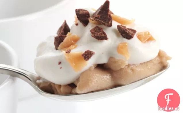 Budines de Caramelo con Crema Batida y Caramelo Inglés Triturado