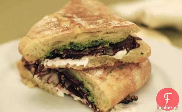 Paninis Con Achicoria, Queso De Cabra, Aceite Cítrico Y Pesto De Almendras