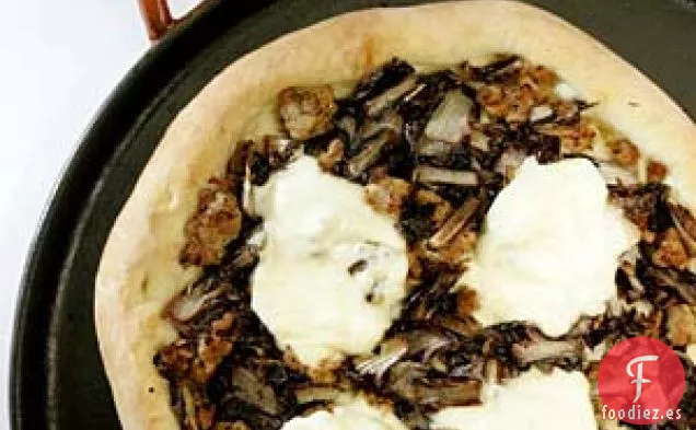 Pizza De Salchichas, Achicoria Y Burrata