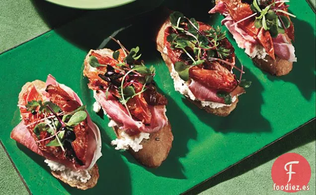 Bruschetta con Romero, Tomates Ciruela Asados, Ricotta y Jamón