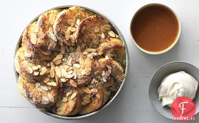 Budín de Pan de Almendras con Salsa de Caramelo Salado