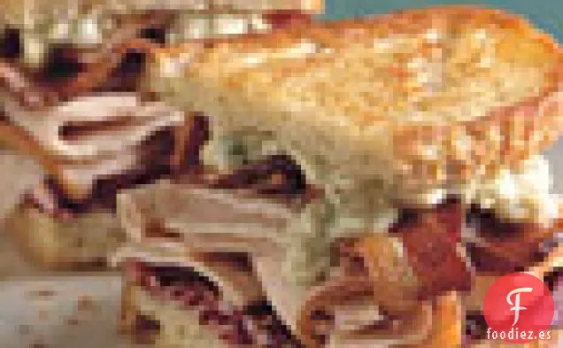 Sándwiches De Pavo Asado, Tocino, Achicoria Y Queso Azul