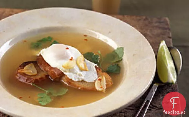 Sopa de Ajo con Huevos Escalfados