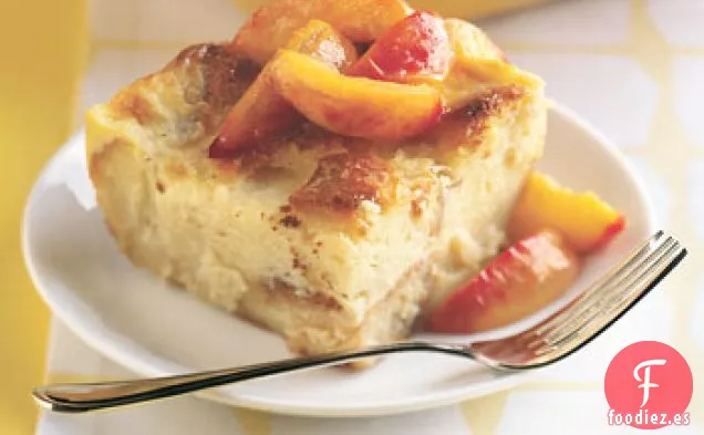 Budín de Pan con Especias de Limón con Duraznos Salteados