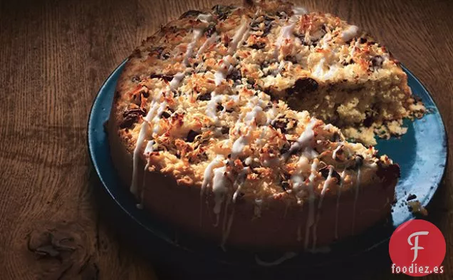 Pastel de Coco con Trozos de Chocolate y Llovizna de Coco