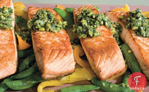 Salmón con Guisantes, Pimientos Amarillos y Pistacho de Eneldo