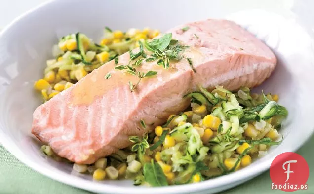 Salmón Escalfado con Maíz y Salsa de Mantequilla de Vino Blanco
