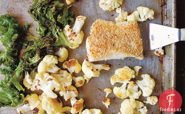 Bagre con Costra de Avena y Cabeza de Alfiler, Coliflor Asada y Hojas de Mostaza, y Crema de Limón