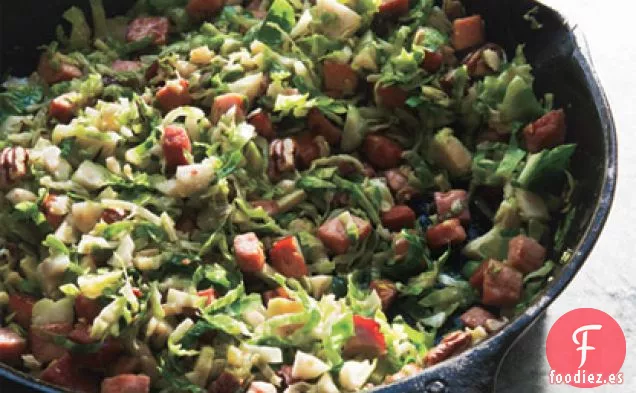 Coles de Bruselas Fritas Salteadas con Jamón Ahumado y Nueces Tostadas
