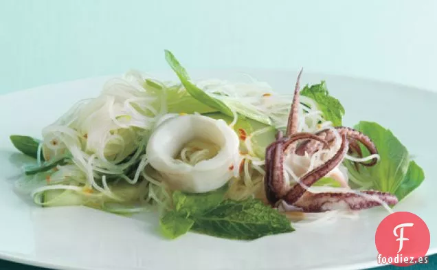 Fideos de Arroz del Sudeste Asiático con Calamares y Hierbas