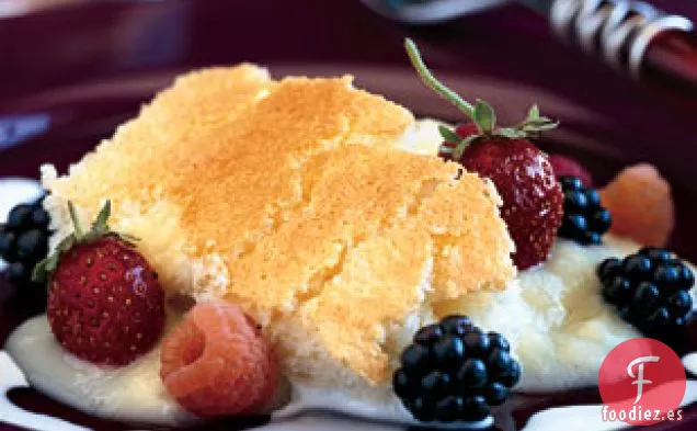 Pastel de Budín de Suero de Leche de Limón Meyer con Bayas Frescas