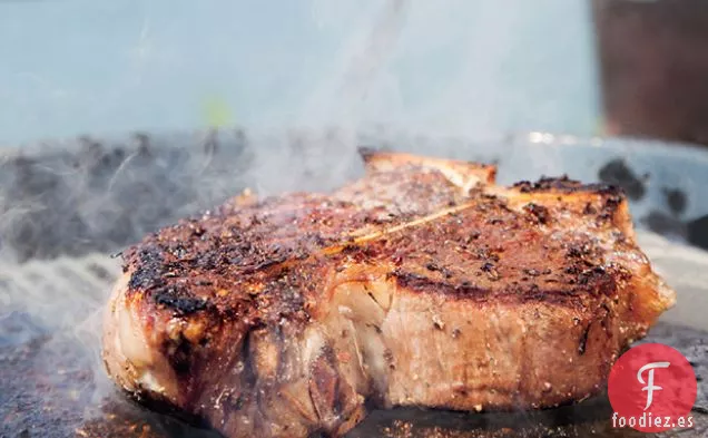 Porterhouse a la Plancha de Pizarra, Verduras de Verano y Pan de Masa Madre