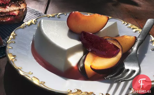 Panna Cotta de Yogur con Ciruelas Frescas