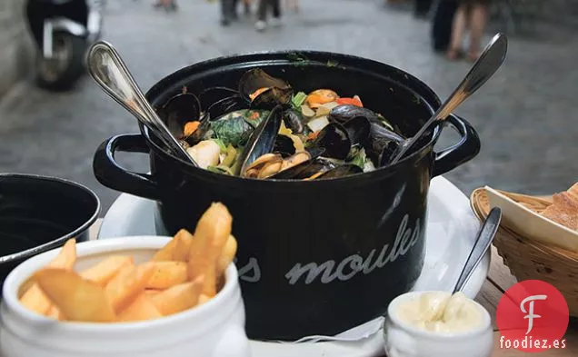 Mejillones Cocidos al vapor en Cerveza con Crème Fraîche, Hierbas y crutones de Parmesano