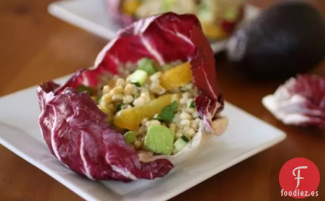 Ensalada De Cebada En Cuencos De Achicoria Con Vinagreta De Champán Y naranja