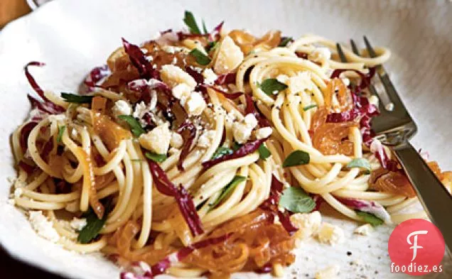 Espaguetis con Cebolla Caramelizada y Achicoria