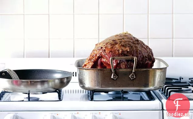 Jamón de Pascua con Pan Rallado Dorado y Salsa de Madeira