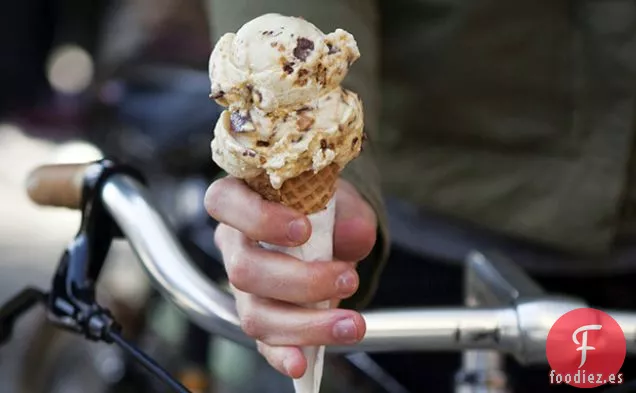 Helado de Vainilla Malteada con Trozos Quebradizos de Maní y Chocolate con Leche