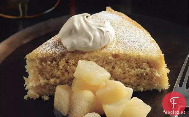 Pastel de Especias de Suero de Mantequilla con Compota de Pera y Crema Fresca