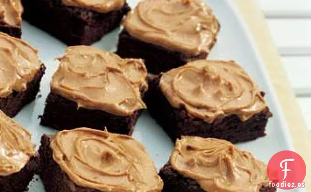 Brownies de Chocolate con Glaseado de Mantequilla de Maní